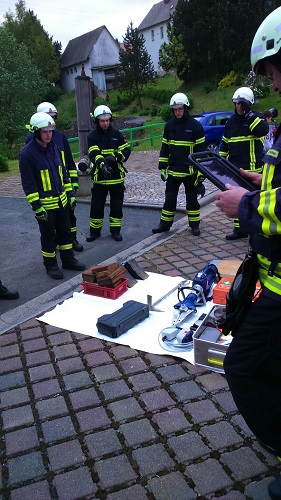 Foto: Ausbildung mit dem hydraulischen Rettungsgerät